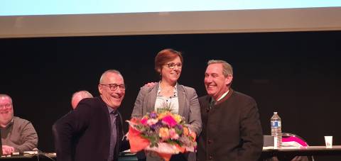 Virginie Giron, entourée de Philippe Guémard président de la FFBDF et Jean-Luc Dupond, maire de Chinon, pour lui féter son anniversaire