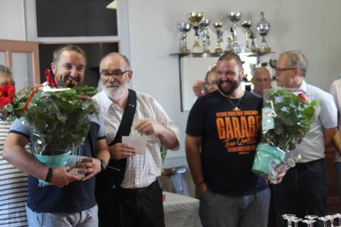 Les finalistes Jérôme & Julien MAREAU entourant Yvon HAYER, le trésorier de la FFBDF