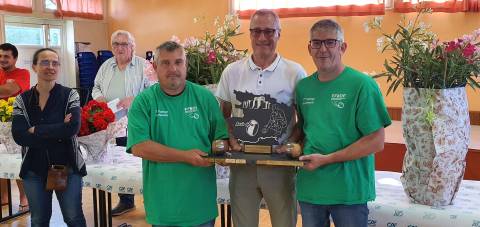 Les vainqueurs Alain Chardron et Cédric Mauboussin, entourant Philippe Guémard