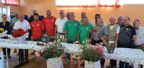Une belle brochette de champions avec en arrière plan des membres de la Fédération et de la société