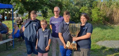 Les finalistes du 20 ième Challenge Fédéral Juniors 2023.Mathias Chaussepied et Noa Vigneron, de l'Union-Comète de Beaufort, (secteur 15 de Philippe Chollet).Sandy et Dylan Legagneux, de l'Union des Sablons des Rosiers/Loire, (secteur 6 de Claude Lemonnier).Ces derniers tenant le Trophée d'origine et qui est assez lourd.Les finalistes avec les maillots du Département du Maine et Loire -- Anjou