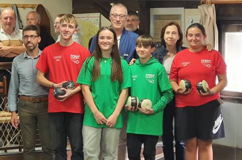 En vert, les vainqueurs, Léonore Ballin et Antoine Ballin du Bon Accord, et en rouge , Lucas Hoinard et Léa Delanoe
