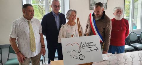 Signature Label Tourisme et Patrimoine. Bernard CHOLET, président de la Concorde et Philippe Guémard, Président de la FFBDF, Isabelle ROBINEAU de l'Union de la Possonnières et Jérémy GIRAULT Maire de Savennières, Jacques NEAU responsable du secteur 2
